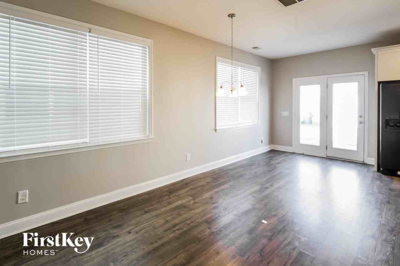 153 Yorkshire Dr - Photo 5 of 15