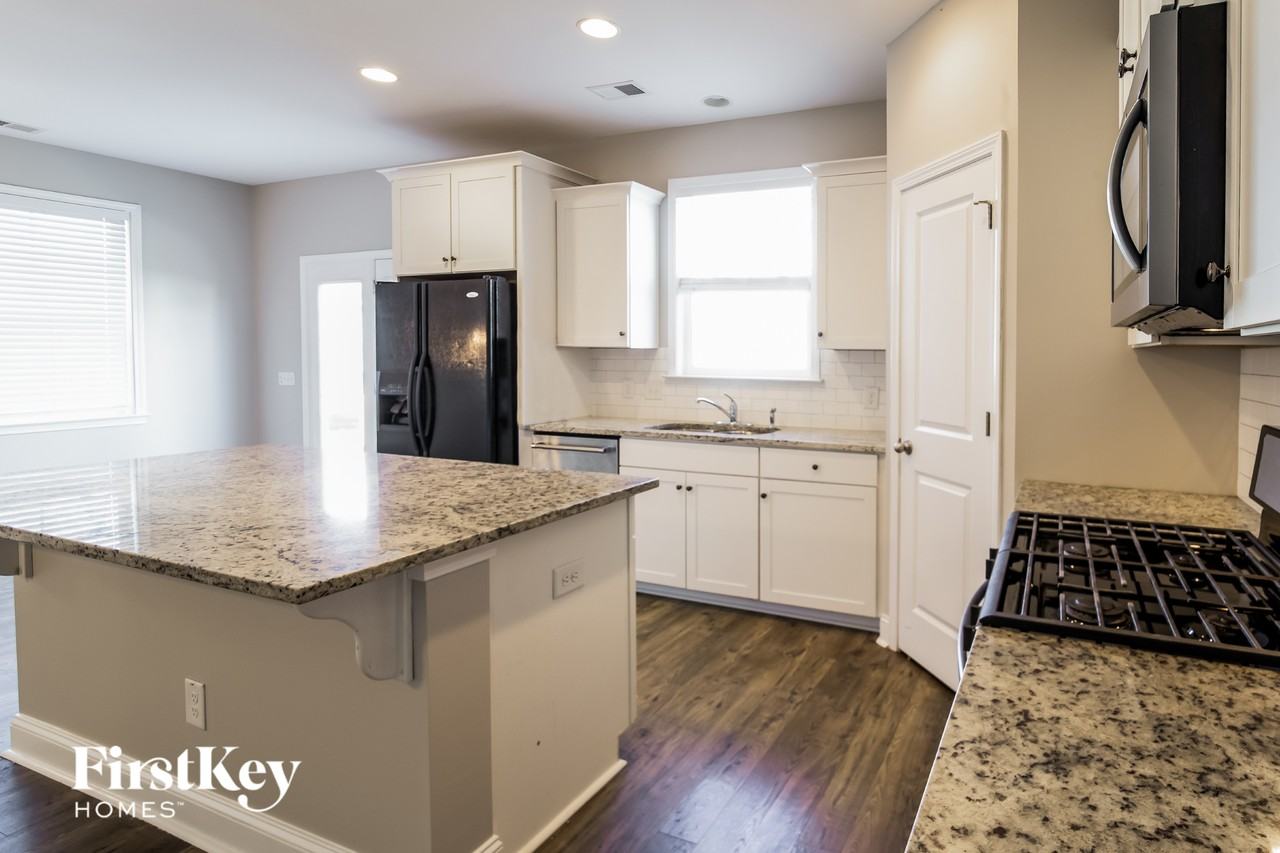 153 Yorkshire Dr - Photo 6 of 15