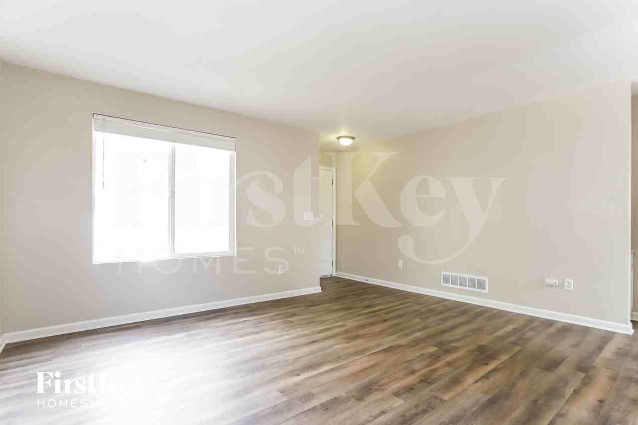 2548 S Genoa Ct - Photo 4 of 15