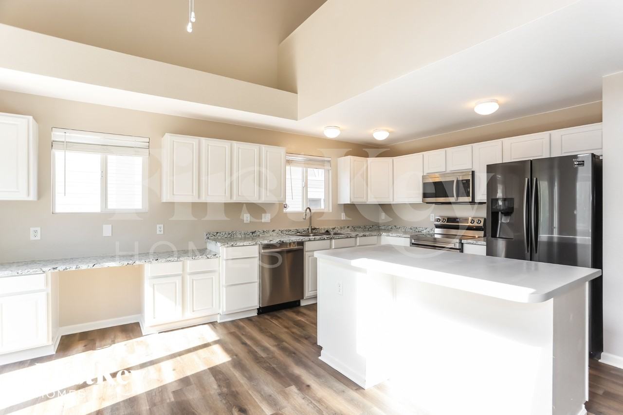 2548 S Genoa Ct - Photo 6 of 15