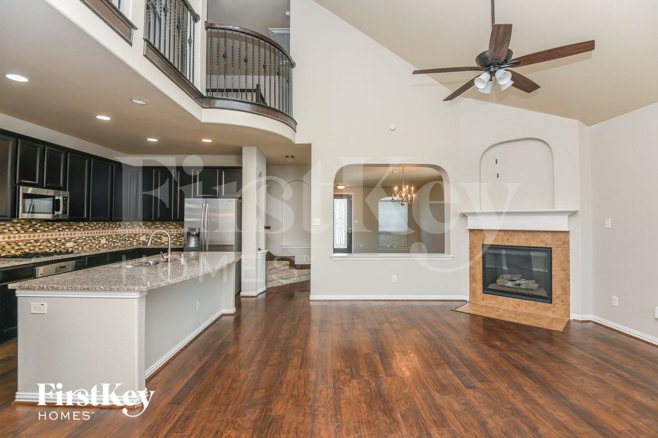 520 Glacier St - Photo 2 of 15