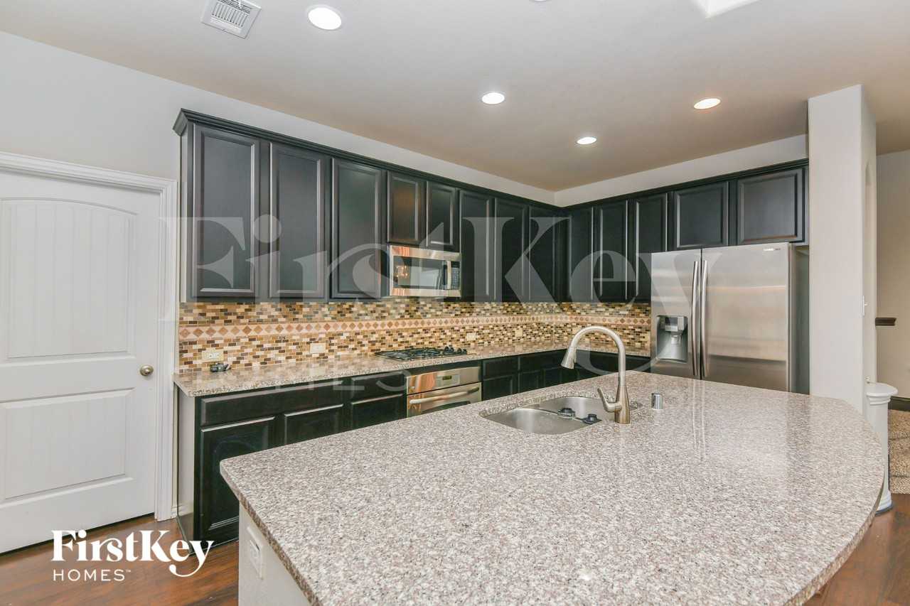 520 Glacier St - Photo 3 of 15