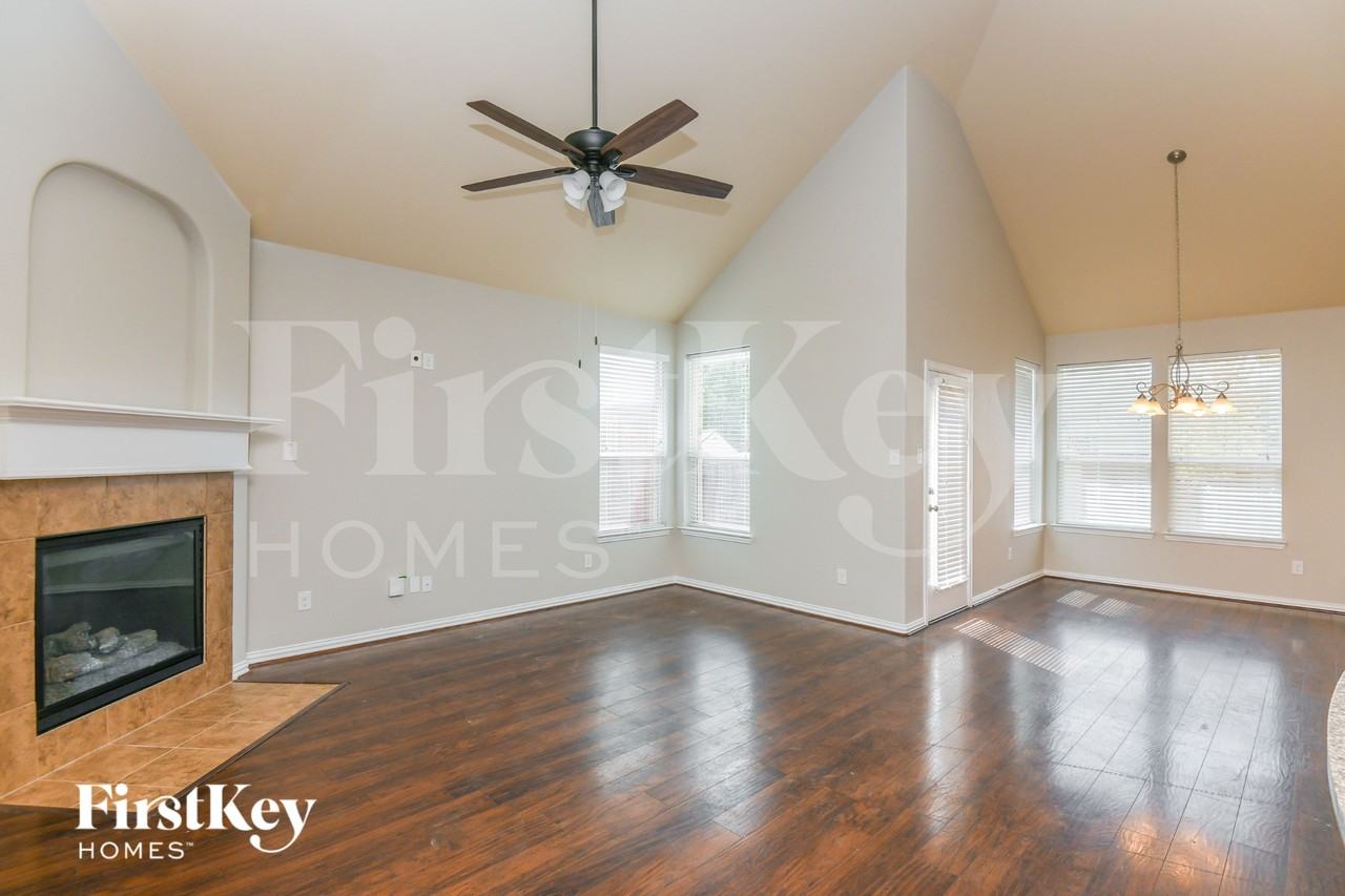 520 Glacier St - Photo 4 of 15