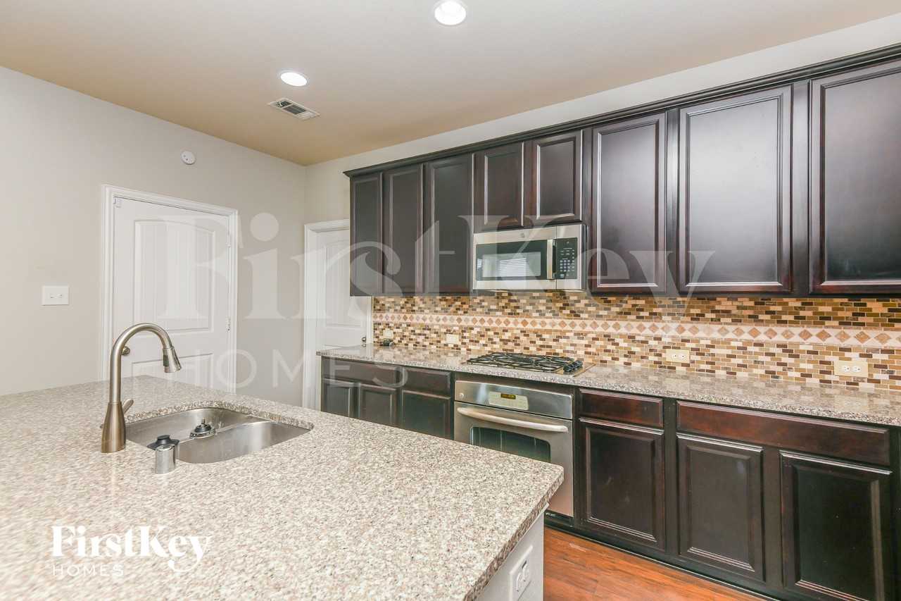 520 Glacier St - Photo 5 of 15