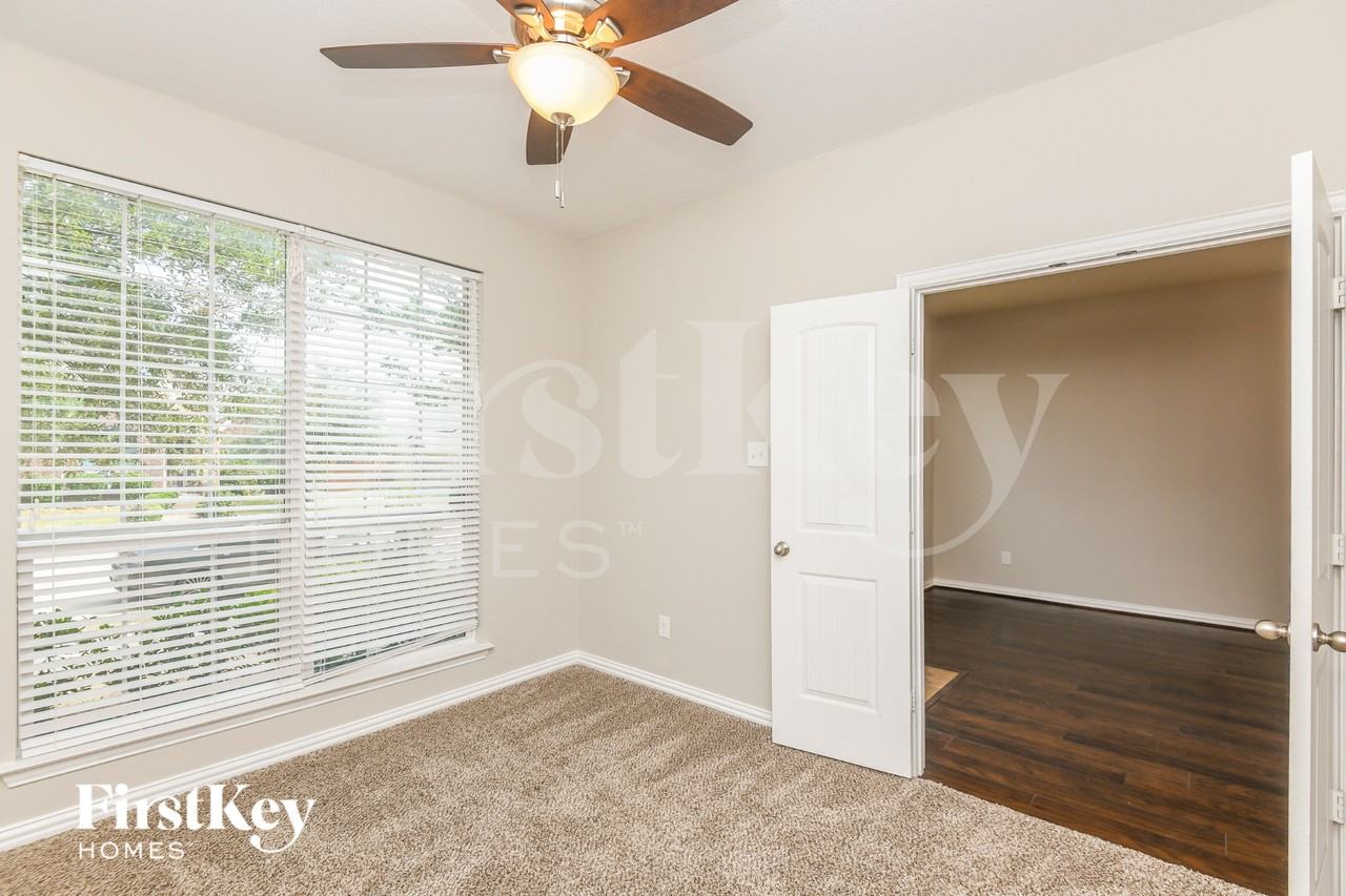 520 Glacier St - Photo 6 of 15