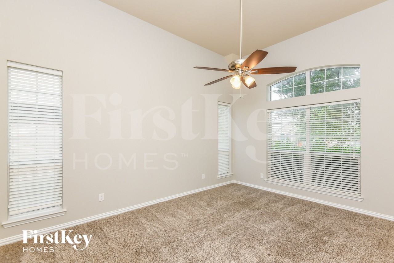 520 Glacier St - Photo 7 of 15