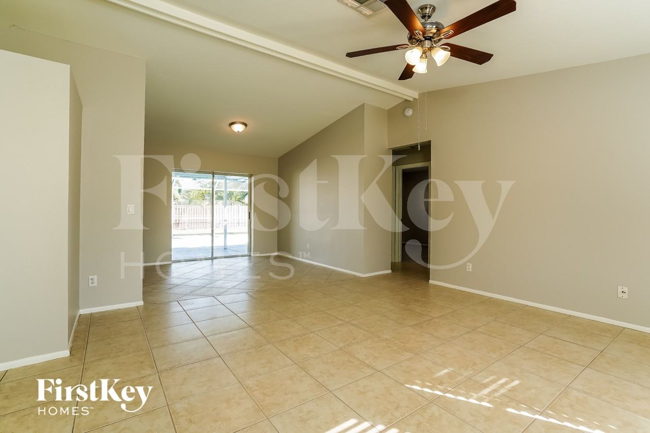 143 Se 20th St - Photo 2 of 15