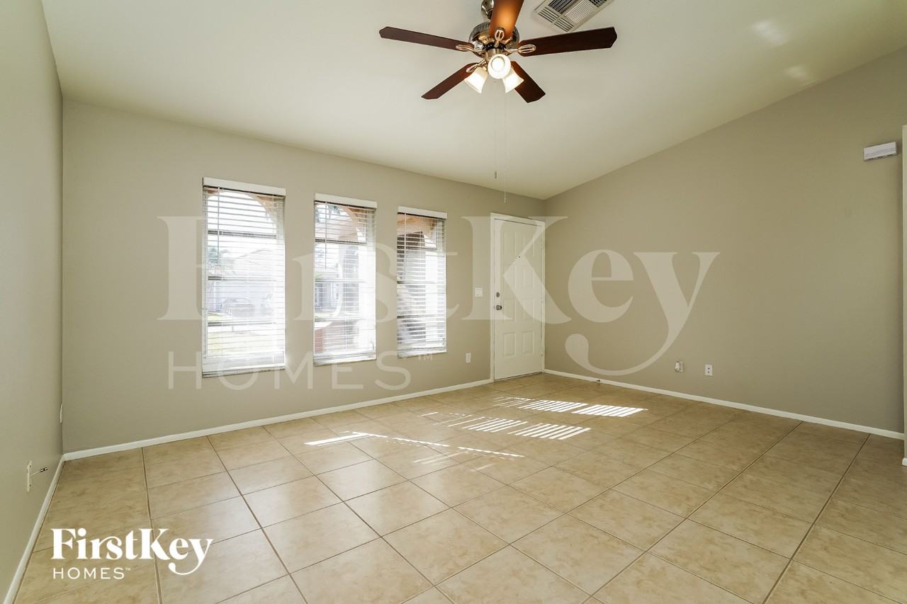 143 Se 20th St - Photo 3 of 15