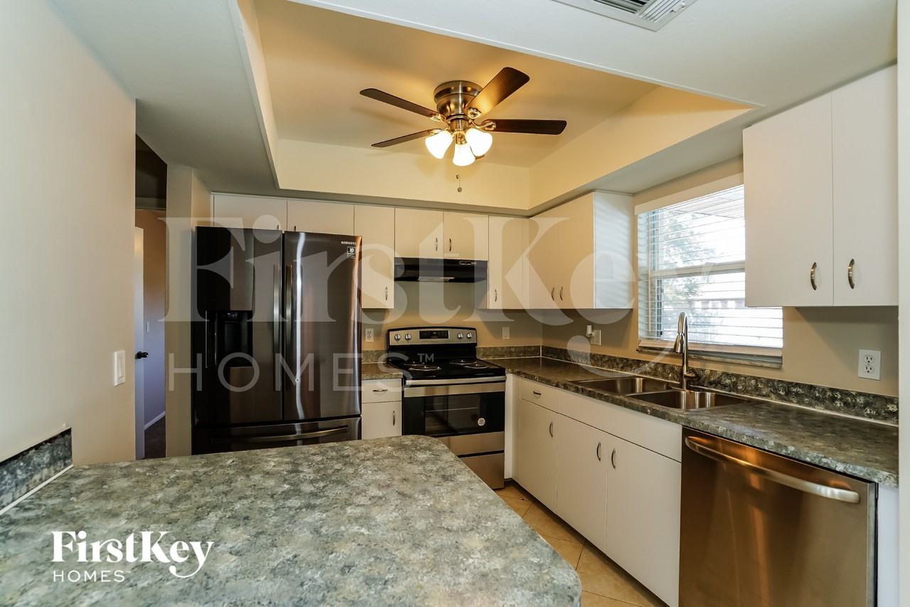 143 Se 20th St - Photo 5 of 15