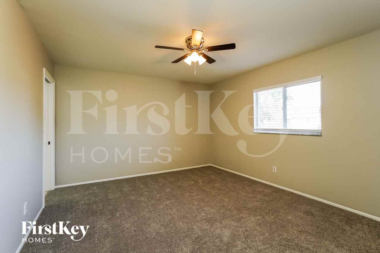 143 Se 20th St - Photo 7 of 15