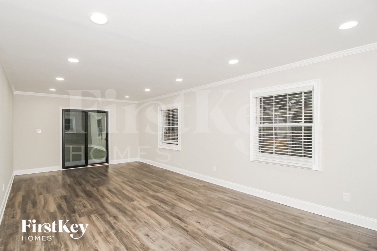 2237 Powers Ferry Dr Se - Photo 2 of 15