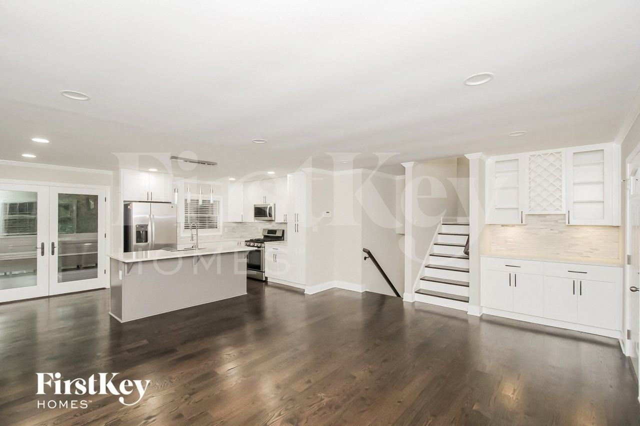 2237 Powers Ferry Dr Se - Photo 3 of 15