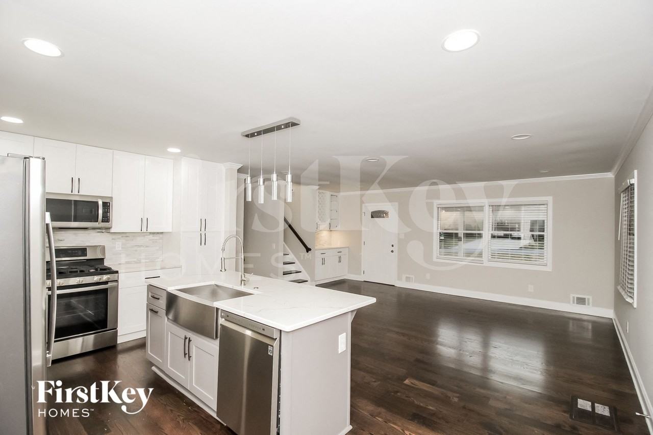 2237 Powers Ferry Dr Se - Photo 4 of 15