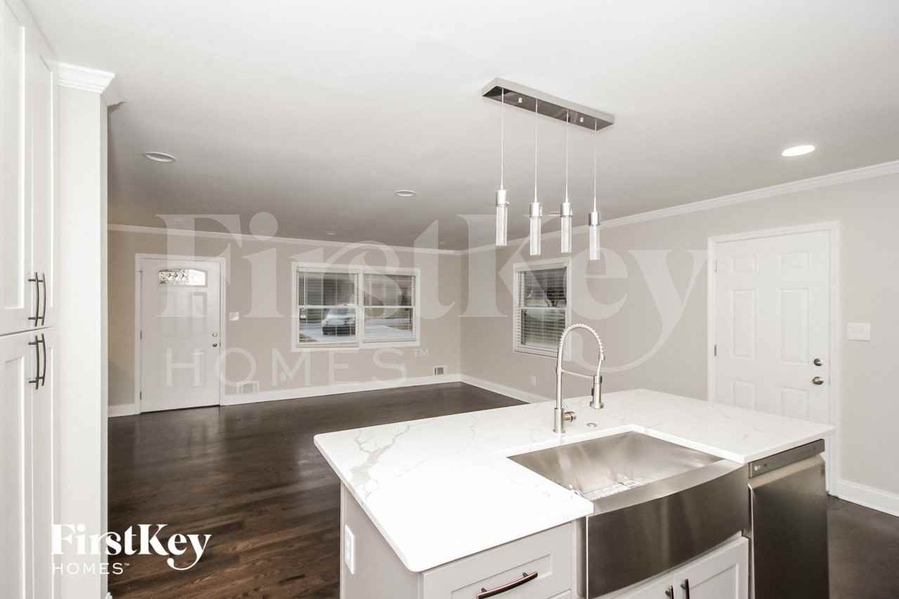 2237 Powers Ferry Dr Se - Photo 6 of 15