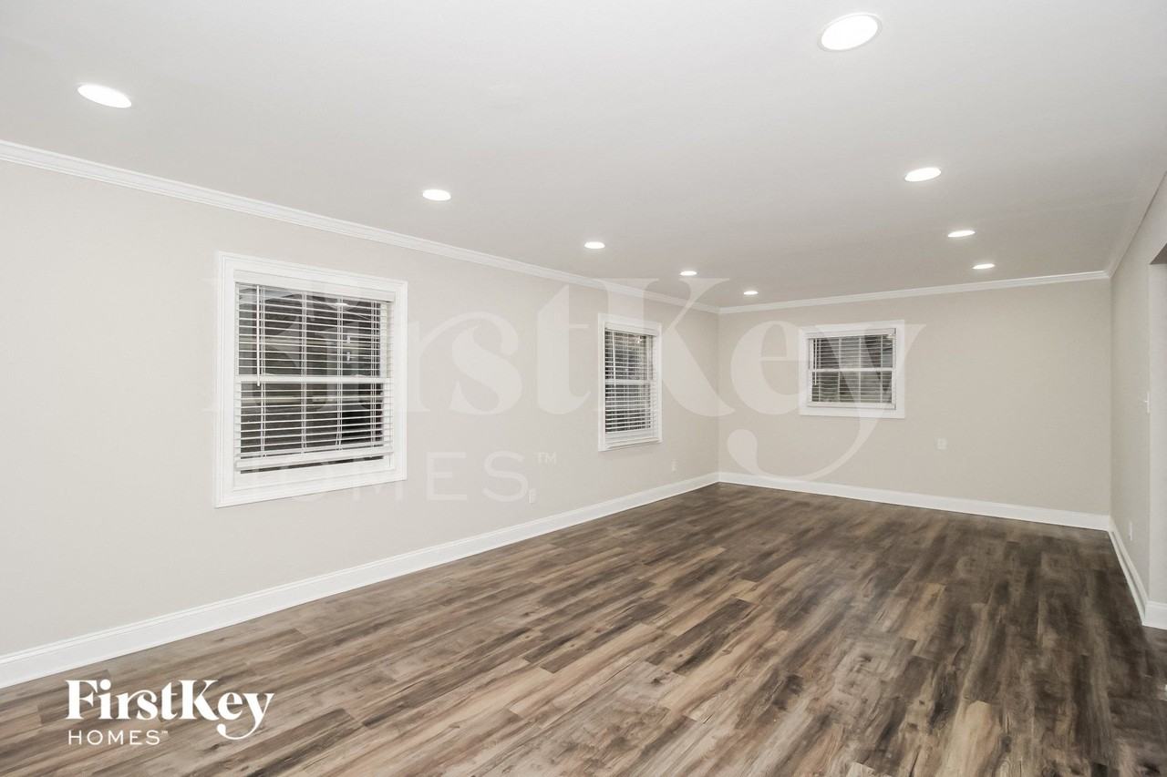 2237 Powers Ferry Dr Se - Photo 7 of 15