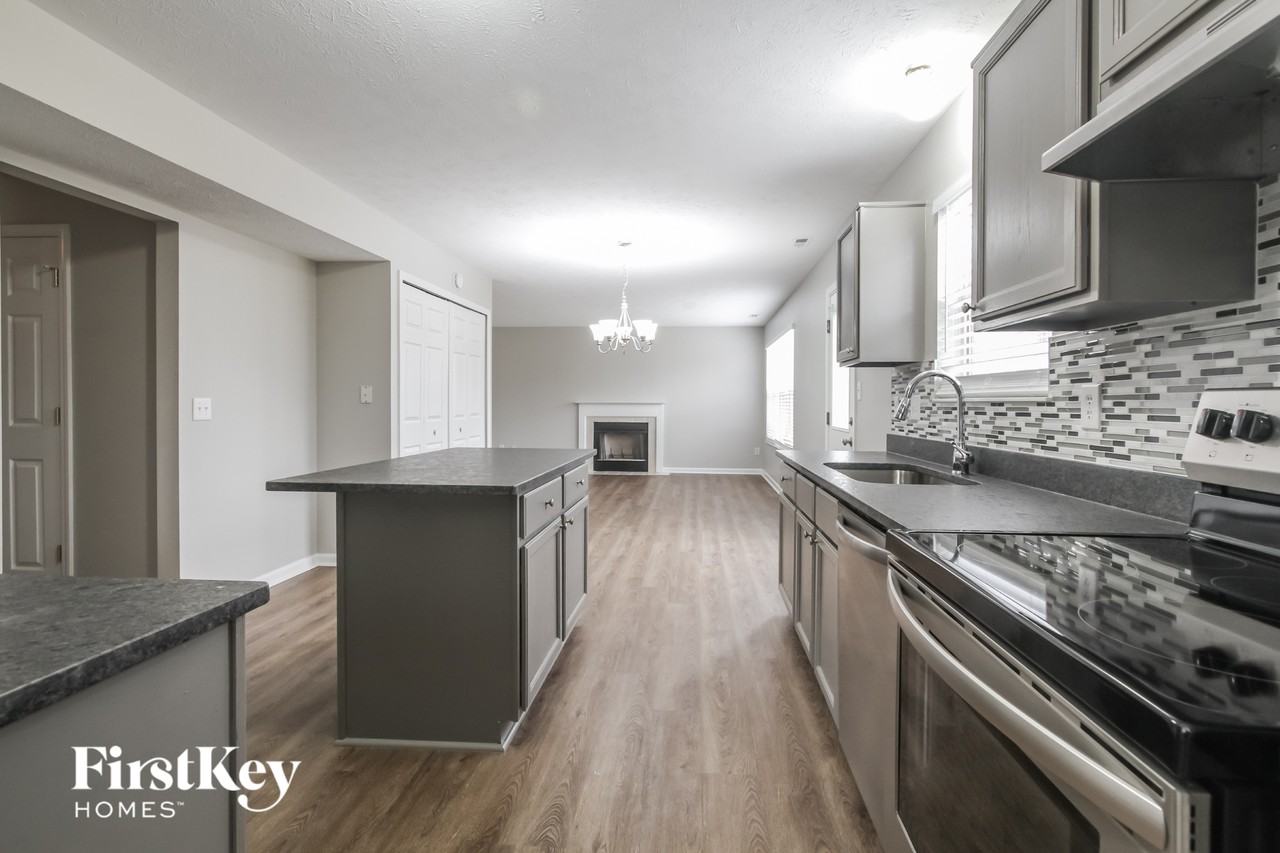 6250 Twyckenham Dr - Photo 3 of 15