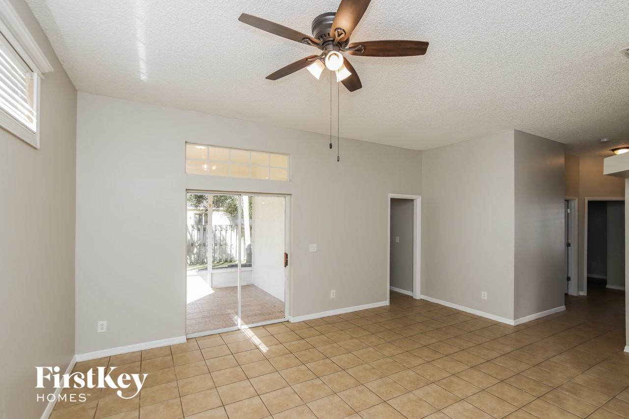 1726 Morning Glory Dr - Photo 3 of 15