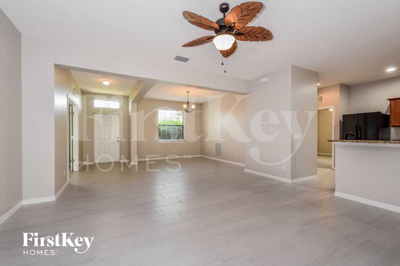 2717 Southwest 18th Avenue - Photo 2 of 15