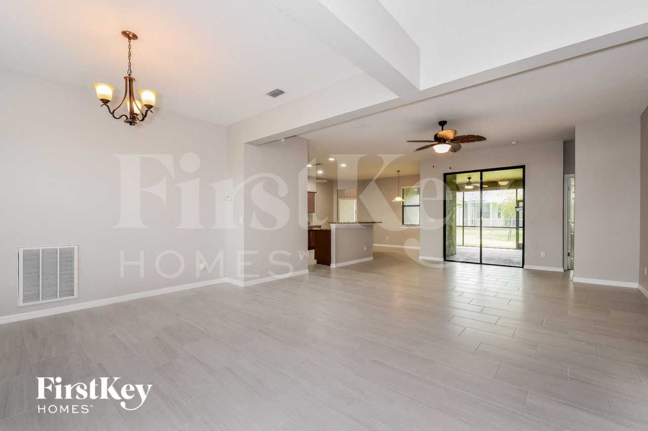 2717 Southwest 18th Avenue - Photo 3 of 15