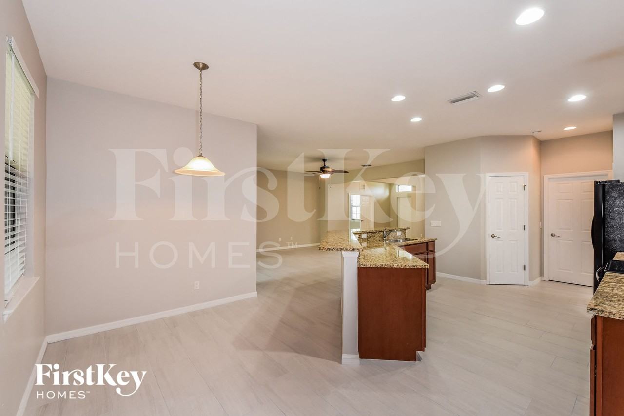 2717 Southwest 18th Avenue - Photo 4 of 15