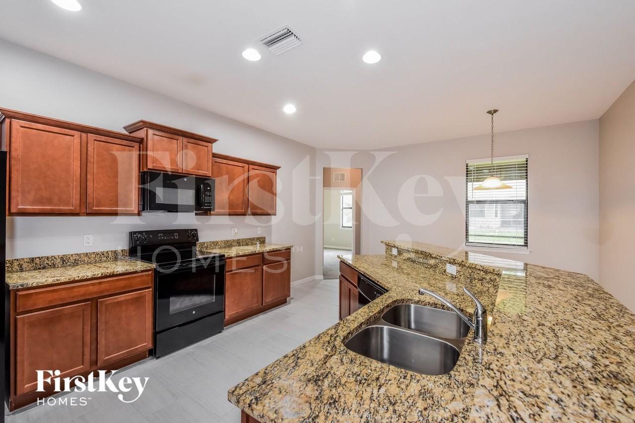 2717 Southwest 18th Avenue - Photo 5 of 15