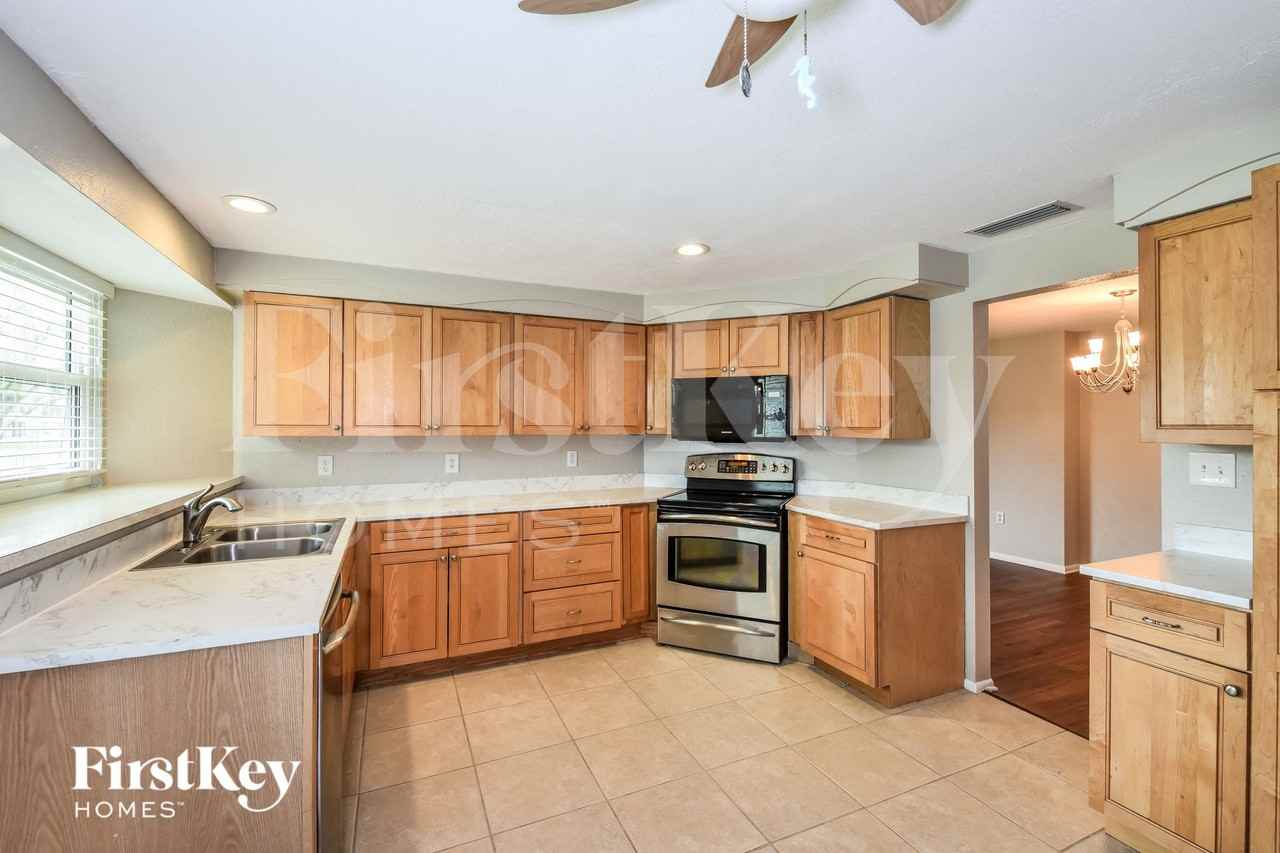 1419 Argyle Drive - Photo 4 of 15