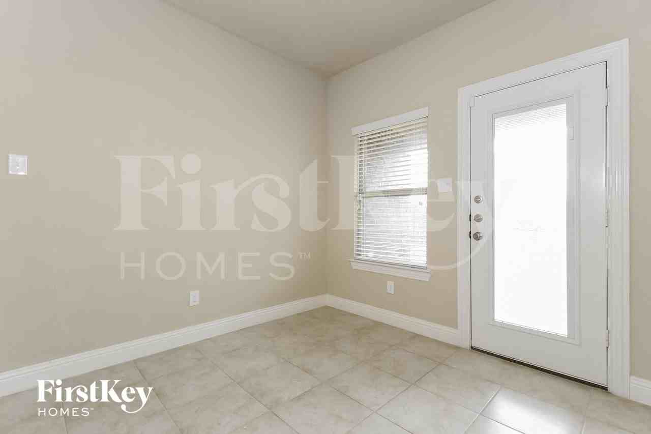 16209 Weymouth Dr - Photo 5 of 15