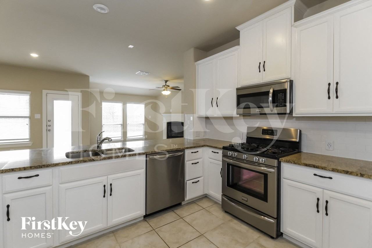 16209 Weymouth Dr - Photo 7 of 15