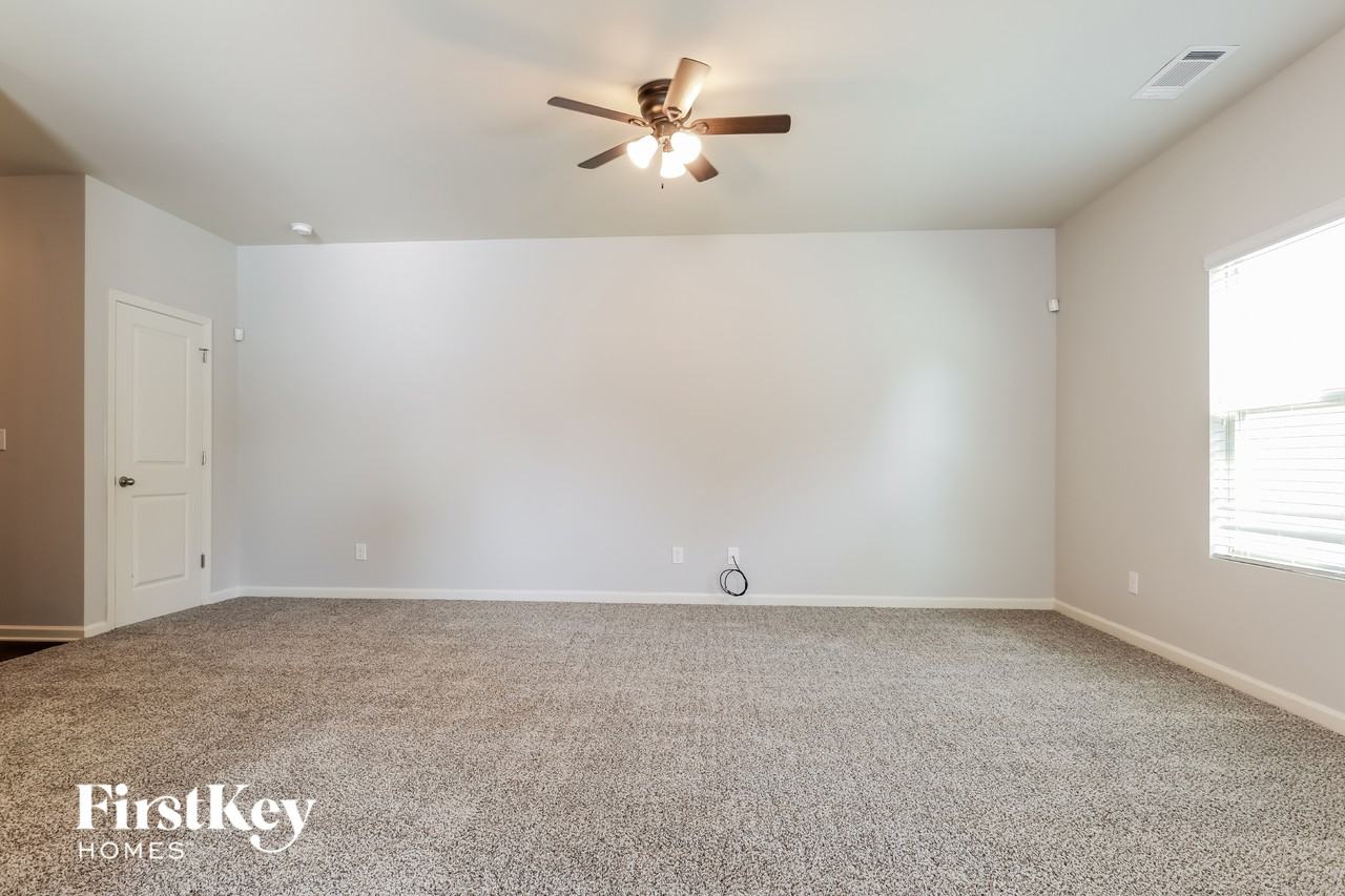 215 Holly Way - Photo 2 of 15