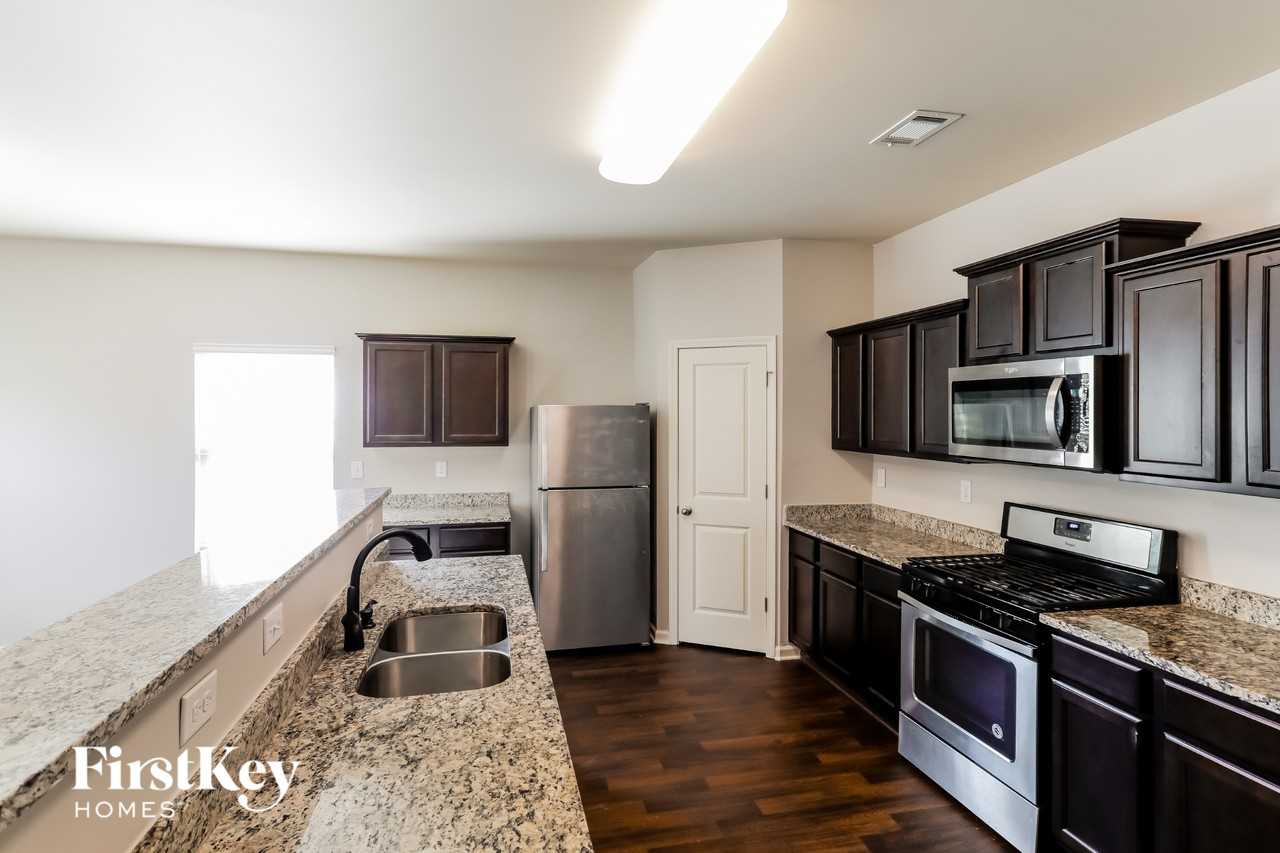 215 Holly Way - Photo 4 of 15