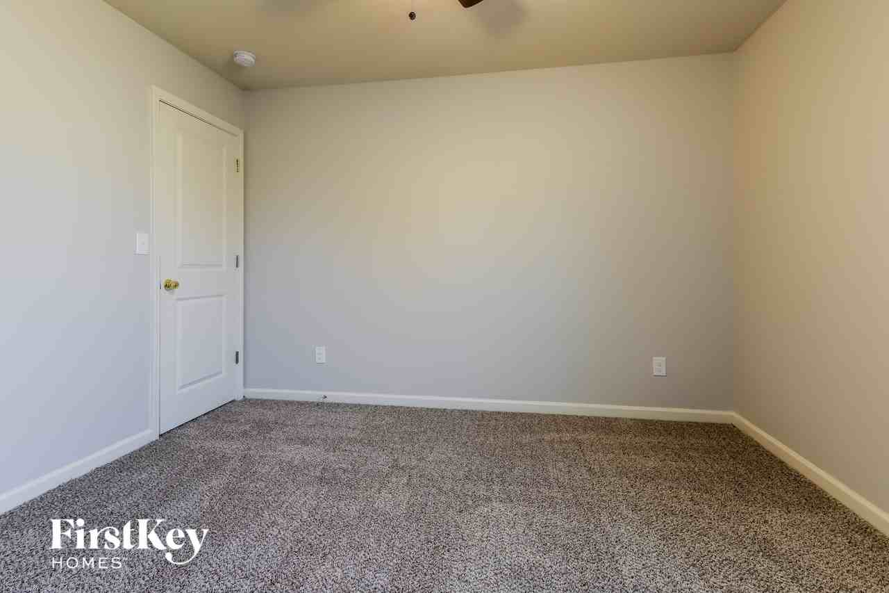 215 Holly Way - Photo 5 of 15