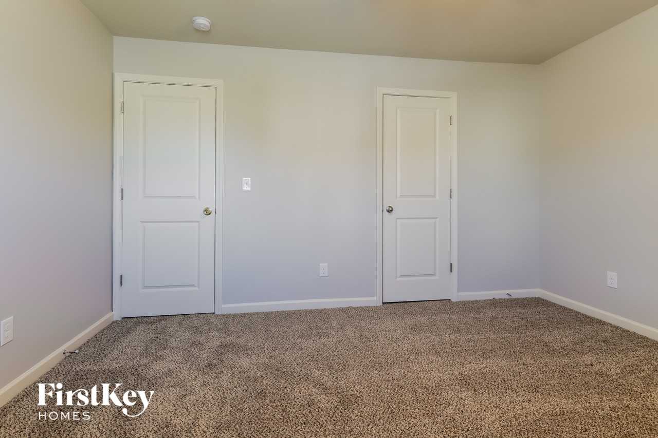 215 Holly Way - Photo 6 of 15