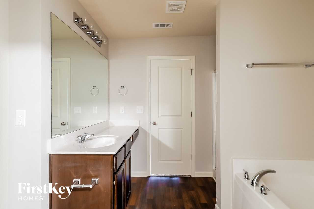 215 Holly Way - Photo 7 of 15