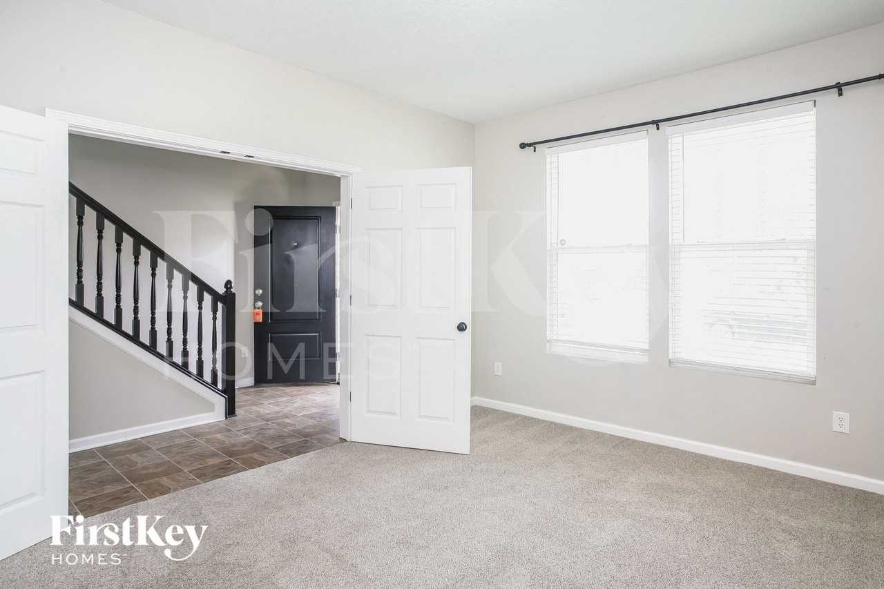 4020 Poplar Dr - Photo 3 of 15