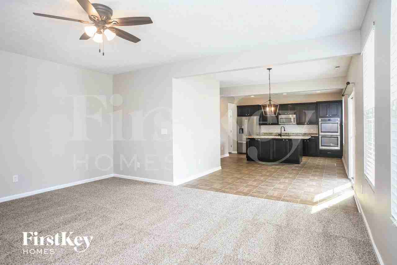 4020 Poplar Dr - Photo 4 of 15