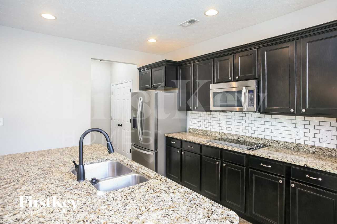 4020 Poplar Dr - Photo 6 of 15