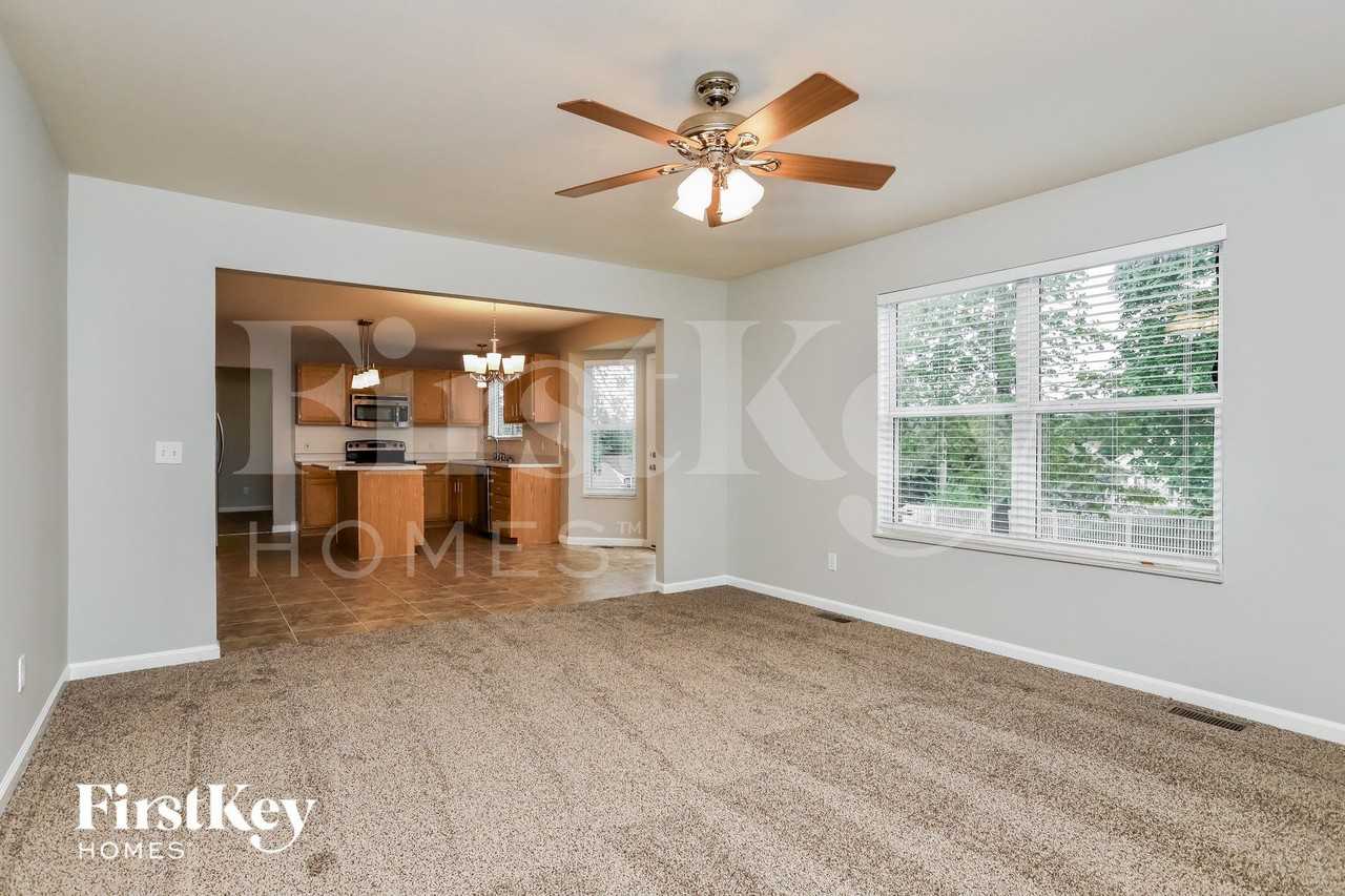 3322 Hampton Xing - Photo 5 of 15