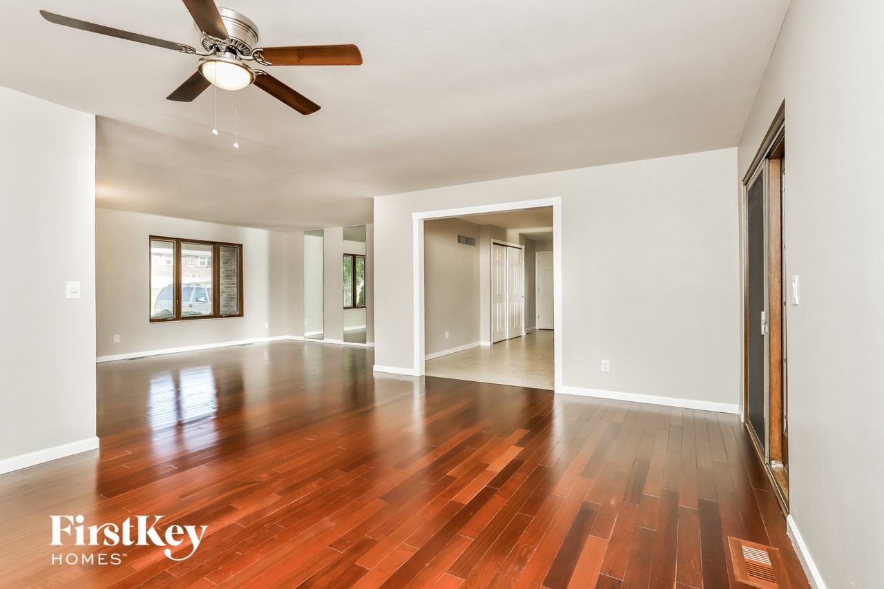 3105 Hawk Dr - Photo 4 of 15