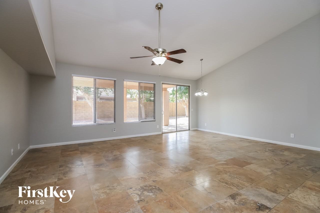 2907 E Millbrae Ln - Photo 2 of 15