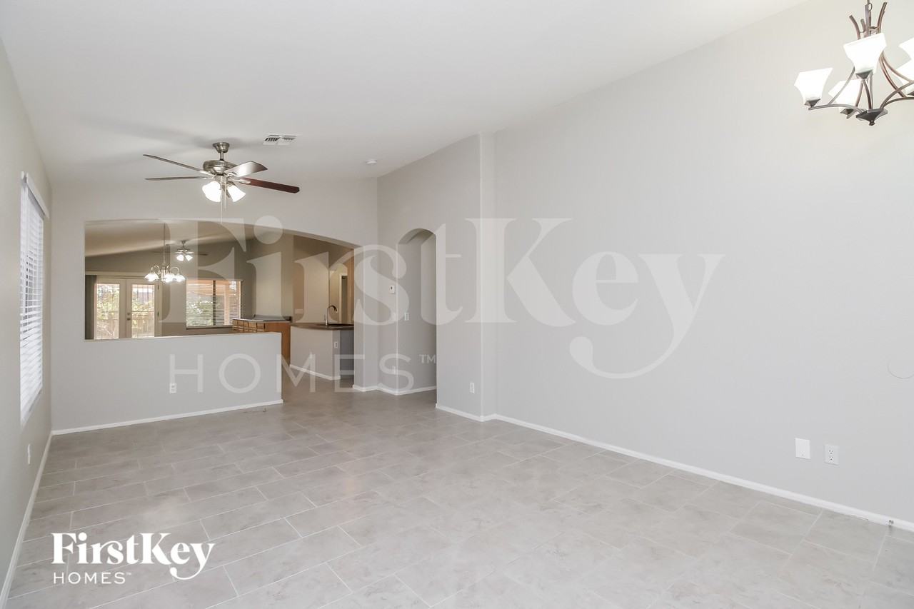 1027 E Monteleone St - Photo 3 of 15