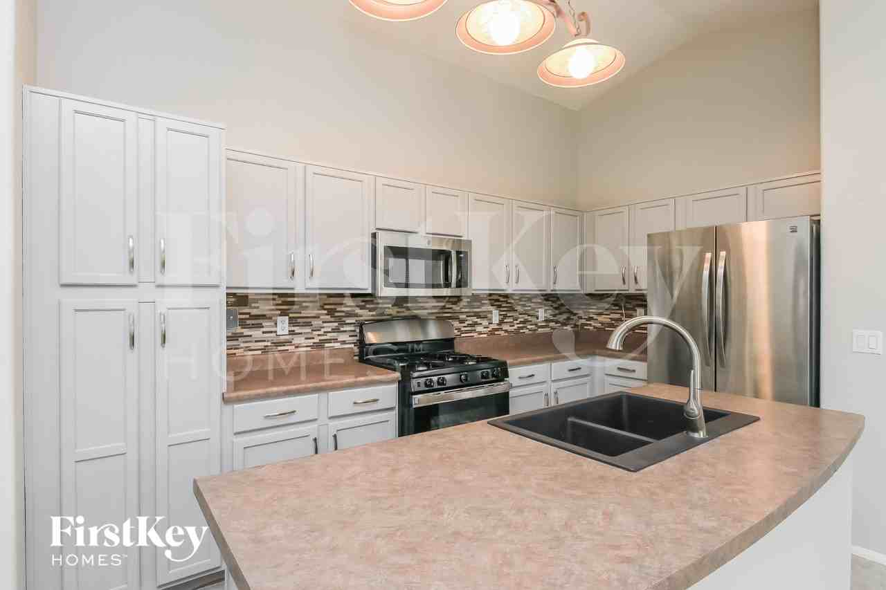 1027 E Monteleone St - Photo 5 of 15