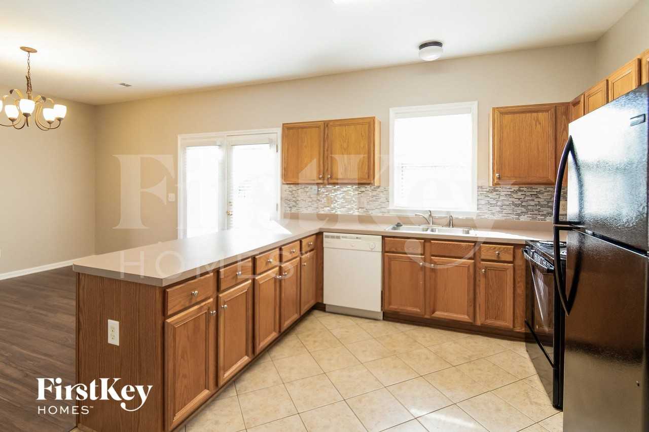 216 Pimpernel St - Photo 7 of 15