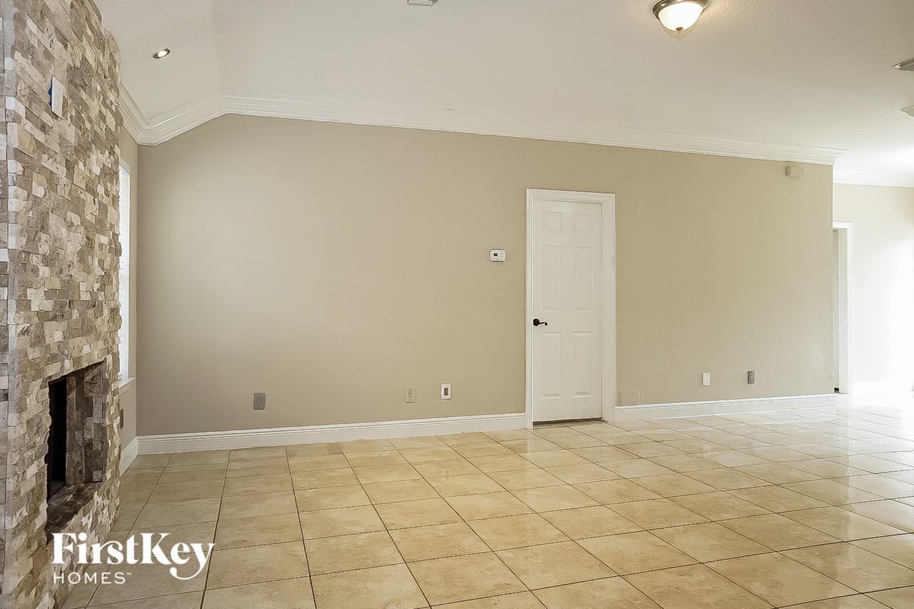 1226 Dutch St - Photo 4 of 15