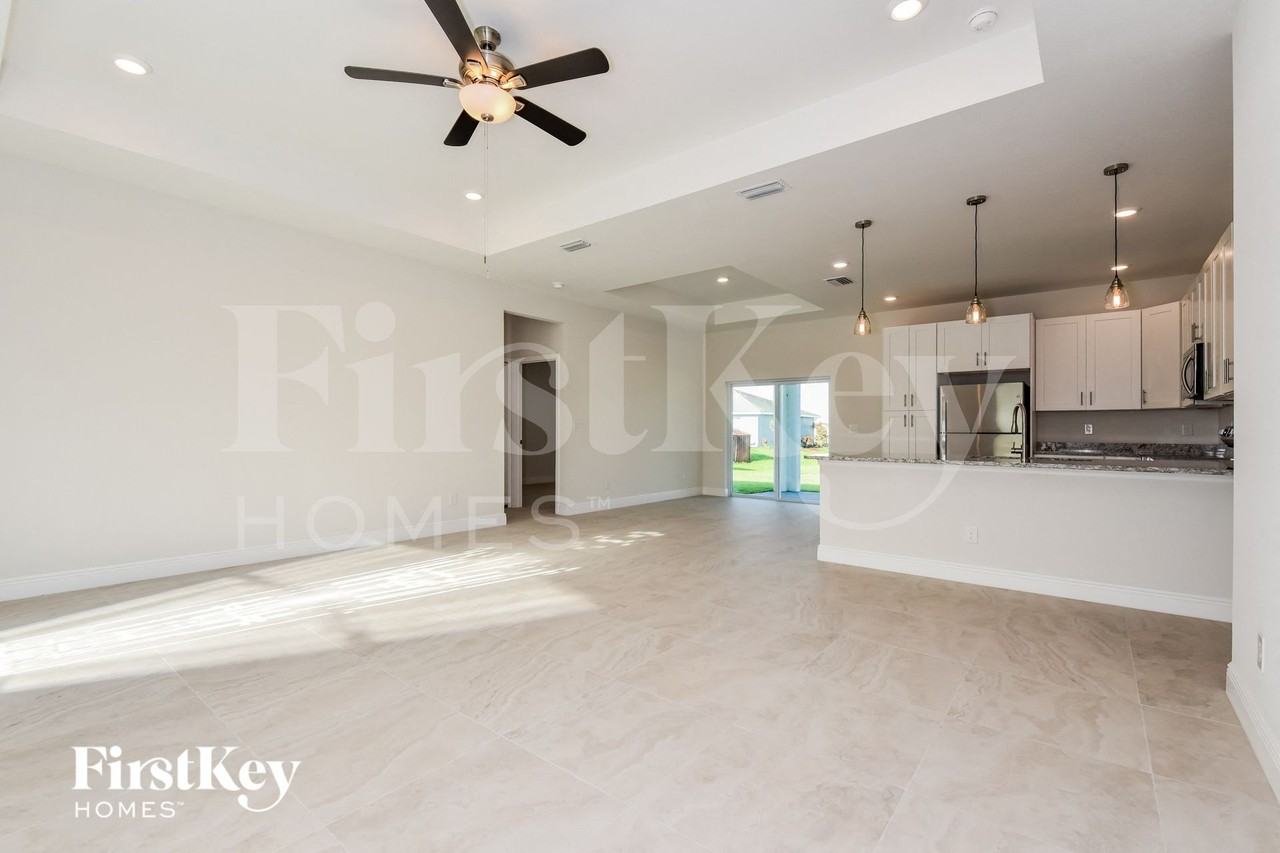 1424 Ne 1st Ave - Photo 3 of 15