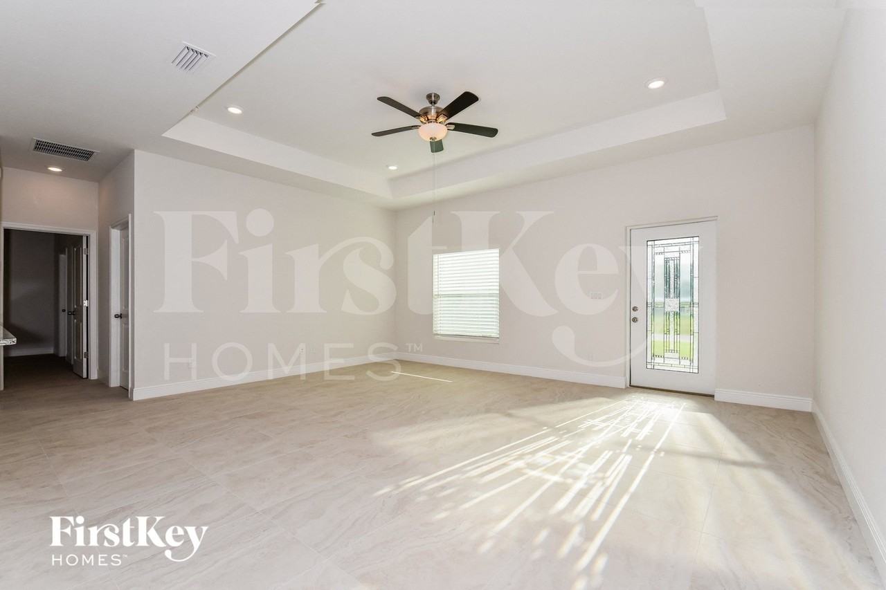 1424 Ne 1st Ave - Photo 4 of 15