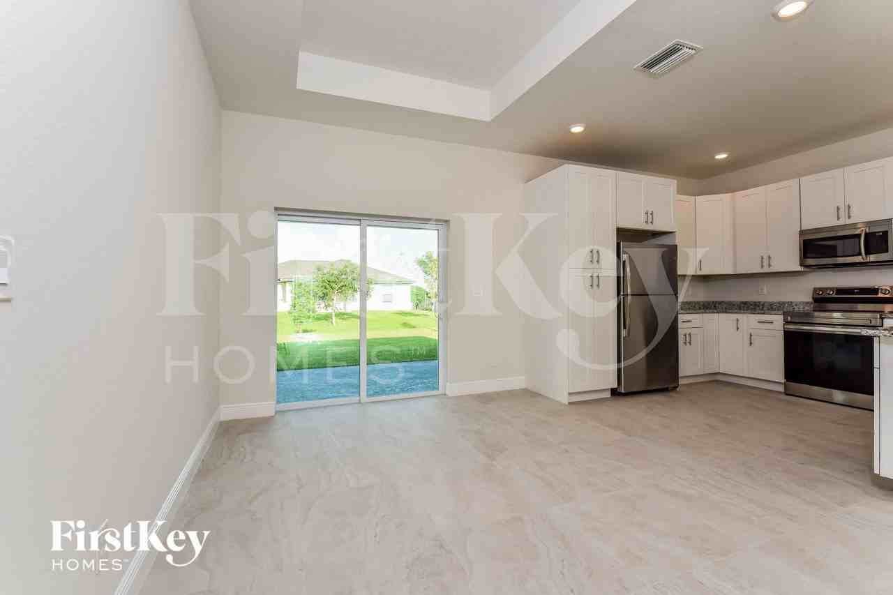 1424 Ne 1st Ave - Photo 5 of 15