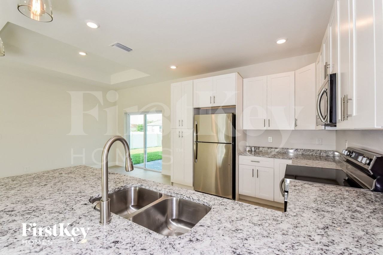 1424 Ne 1st Ave - Photo 6 of 15