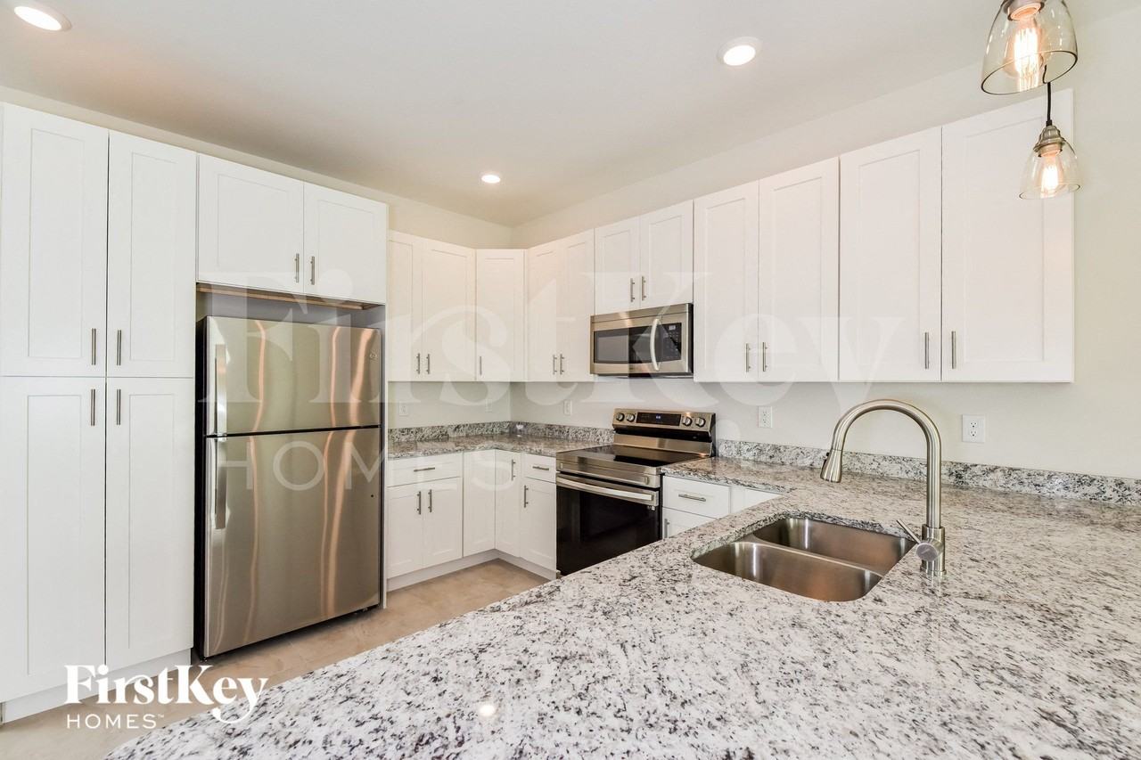 1424 Ne 1st Ave - Photo 7 of 15