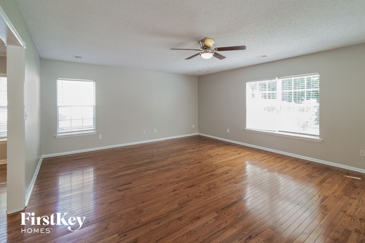 109 Venice St - Photo 4 of 15