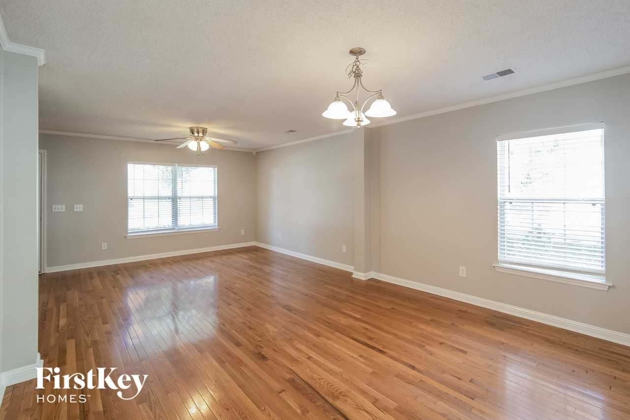 109 Venice St - Photo 5 of 15